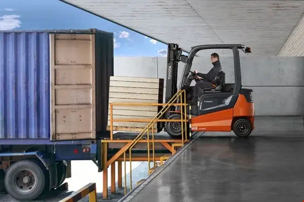Toyota Traigo80 - 2,5t (9FBM25T) – chariot élévateur frontal électrique – en charge