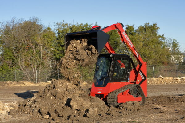 Manitou 1650 RT – chargeuse compacte   – en situation d'utilisation