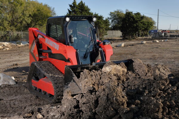 Manitou 1650 RT – chargeuse compacte – en situation d'utilisation n°2