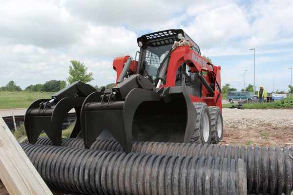 Manitou 1650 R – chargeuse compacte – en situation d'utilisation
