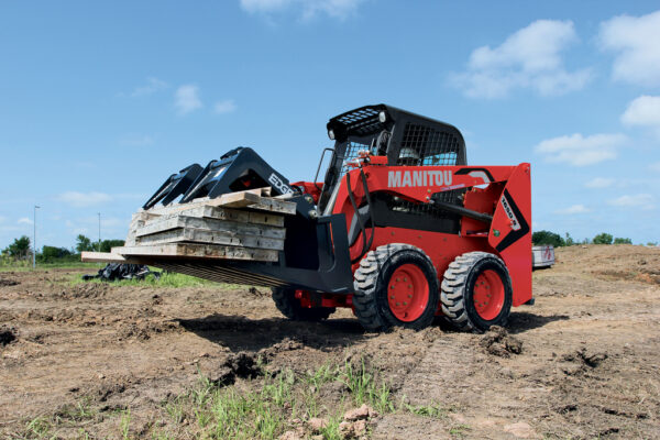 Manitou 1650 R – chargeuse compacte – en situation d'utilisation n°4