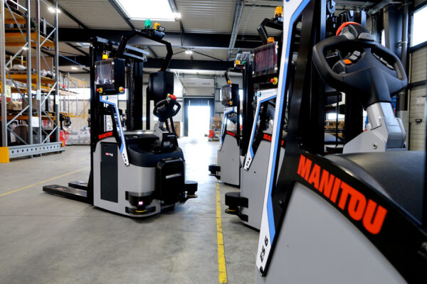 Manitou AMR ES 616 – robot mobile autonome (AMR) électrique – en situation d'utilisation