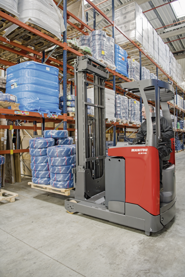 Manitou ER 12 – chariot à mât rétractable électrique – en situation d'utilisation