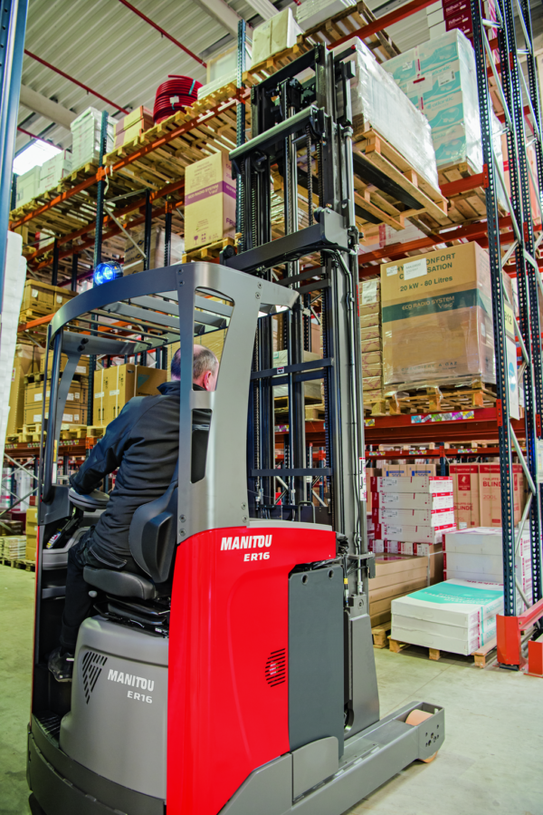 Manitou ER 14 – chariot à mât rétractable électrique – en situation d'utilisation n°2