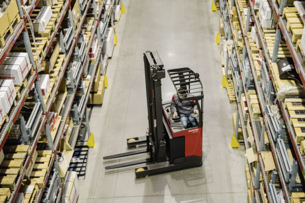 Manitou ER 16 – chariot à mât rétractable électrique – en situation d'utilisation n°4