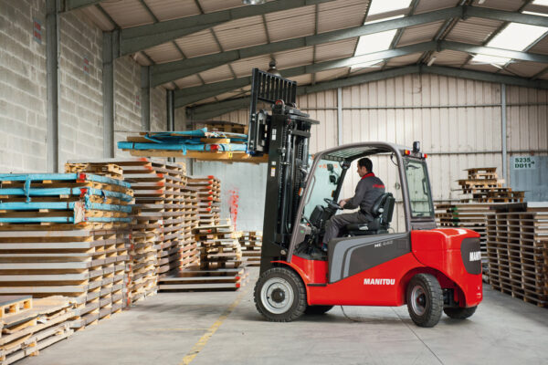 Manitou ME 315 C – chariot élévateur électrique – en situation d'utilisation n°2
