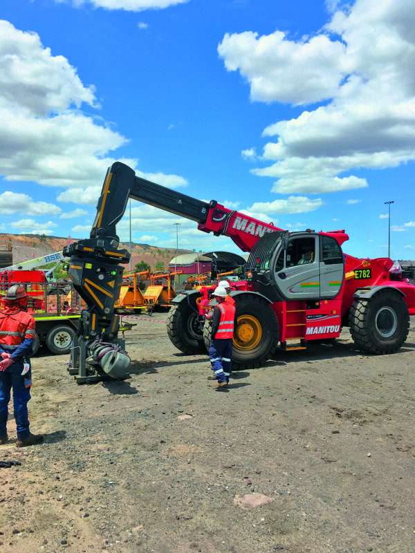 Manitou MHT 11250 mining ST5 – chariot télescopique de chantier   – en situation d'utilisation n°2