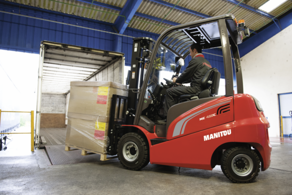 Manitou ME 315 C – chariot élévateur électrique – en situation d'utilisation n°6