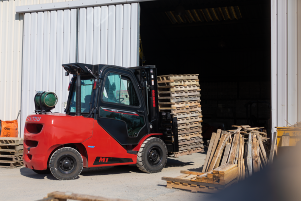 Manitou MI 50 G ST5 – chariot élévateur au gaz (GPL) – en situation d'utilisation