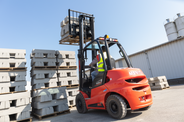 Manitou MI 35 D ST5 – chariot élévateur   – en situation d'utilisation n°2