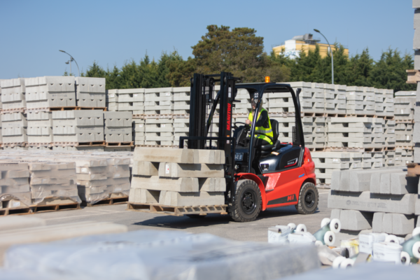 Manitou MI 20 D ST5 – chariot élévateur   – en situation d'utilisation n°3