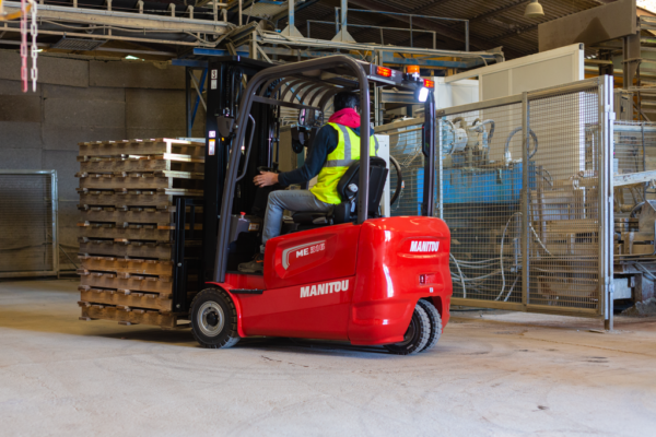 Manitou ME 316 – chariot élévateur électrique – en situation d'utilisation