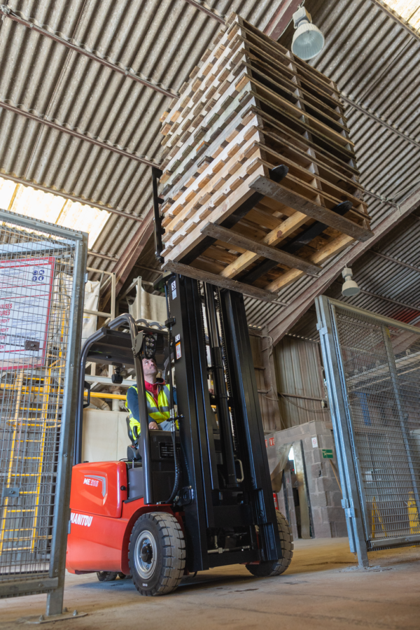 Manitou ME 320 – chariot élévateur électrique – en situation d'utilisation n°2