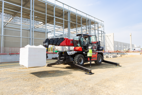 Manitou MRT 3060 – chariot télescopique rotatif   – en situation d'utilisation