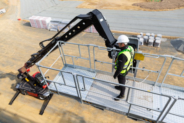 Manitou MRT 3060 – chariot télescopique rotatif   – en situation d'utilisation n°2