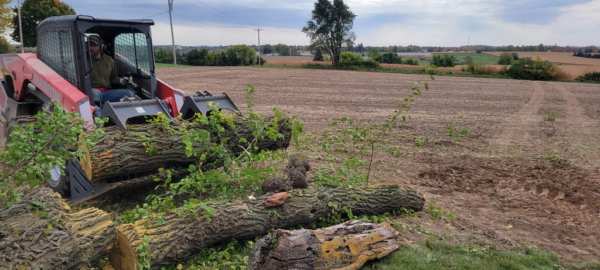 Manitou 2100V – chargeuse compacte   – en situation d'utilisation