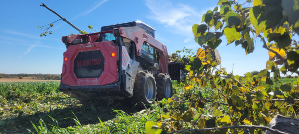 Manitou 2100V – chargeuse compacte   – en situation d'utilisation n°2