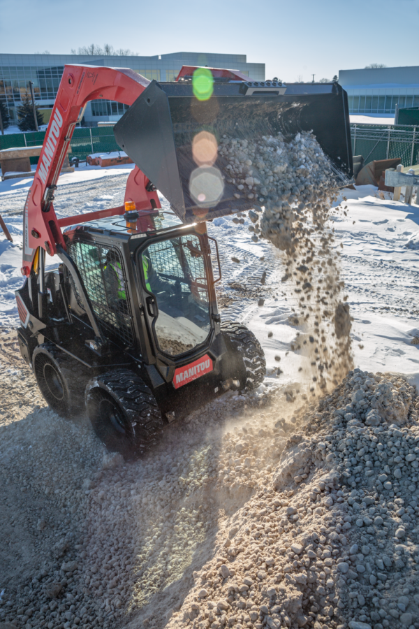 Manitou 2750V – chargeuse compacte   – en situation d'utilisation n°4
