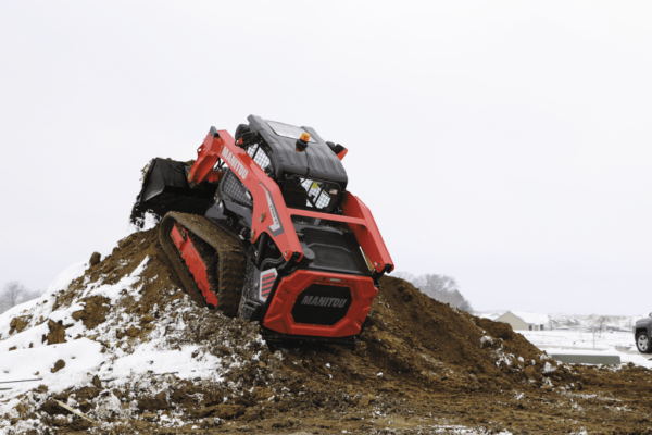 Manitou 2100VT – chargeuse compacte   – en situation d'utilisation
