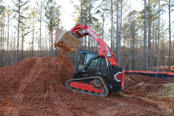 Manitou 2100VT – chargeuse compacte   – en situation d'utilisation n°2