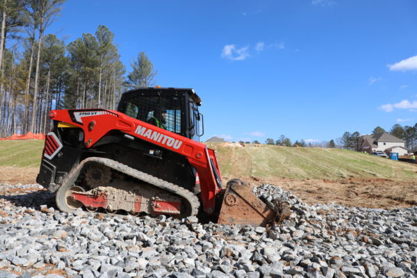 Manitou 2100VT – chargeuse compacte   – en situation d'utilisation n°3