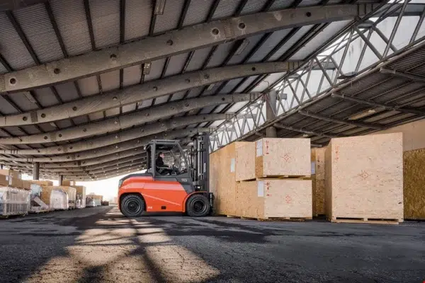 Toyota Traigo80 - 8t Centre de gravité 900mm (9FBH80T) – chariot élévateur frontal électrique – en situation d'utilisation