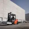 Toyota Traigo80 - 8t Centre de gravité 900mm (9FBH80T) – chariot élévateur frontal électrique – en situation d'utilisation n°2