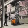 Toyota BT Staxio 1,2t Mât rétractable (SWE 120XR) – gerbeur électrique – en situation d'utilisation