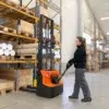 Toyota BT Tyro 1t avec batterie Lithium-ion (SHE 100) – gerbeur électrique – en situation d'utilisation