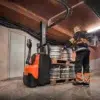 Toyota BT Staxio 0,8t (SWE 080L) – gerbeur électrique – en situation d'utilisation n°2