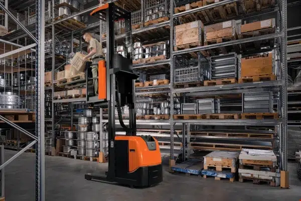 Toyota BT Optio OME 100N – préparateur de commande électrique – en situation d'utilisation